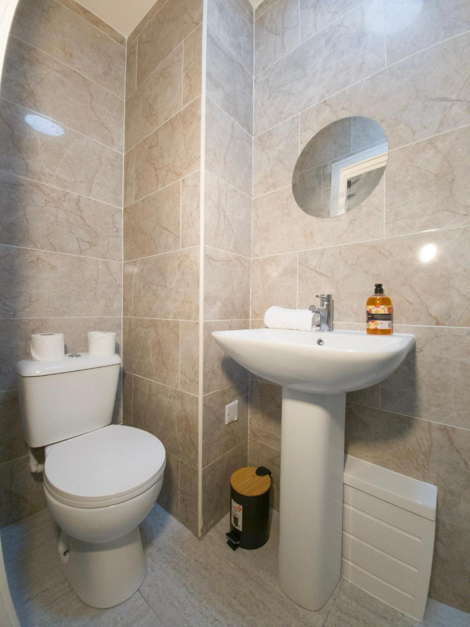 Plenty Of Parking Available; 3 Bedroom Apartment By Property Promise Cardiff Exterior photo