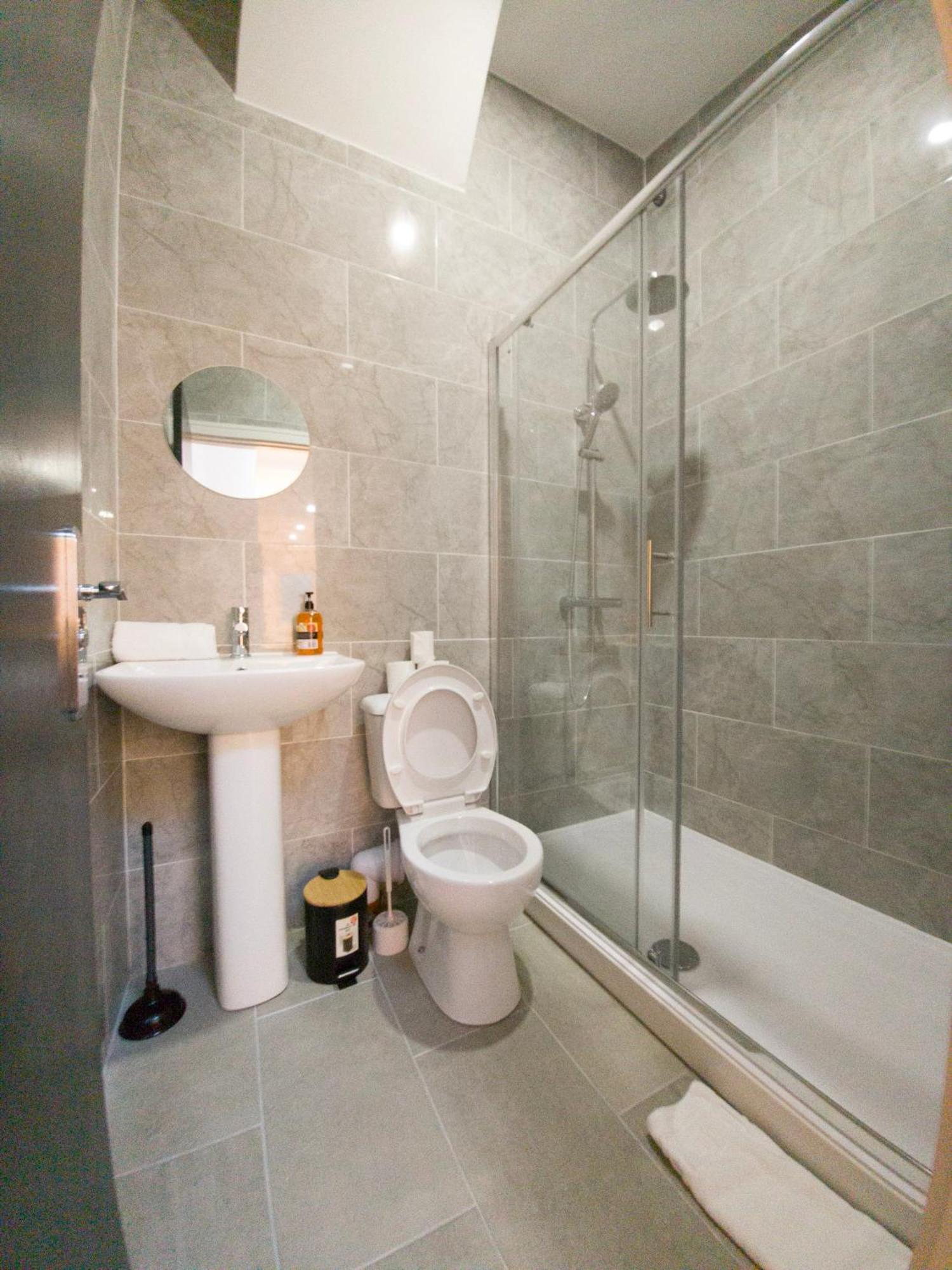 Plenty Of Parking Available; 3 Bedroom Apartment By Property Promise Cardiff Exterior photo