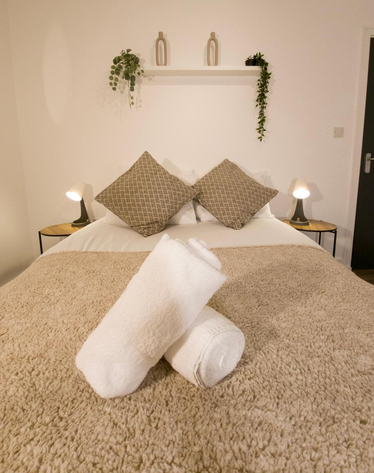 Plenty Of Parking Available; 3 Bedroom Apartment By Property Promise Cardiff Exterior photo