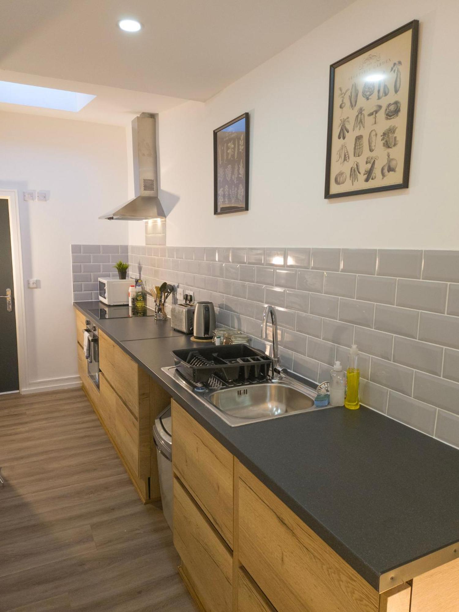 Plenty Of Parking Available; 3 Bedroom Apartment By Property Promise Cardiff Exterior photo