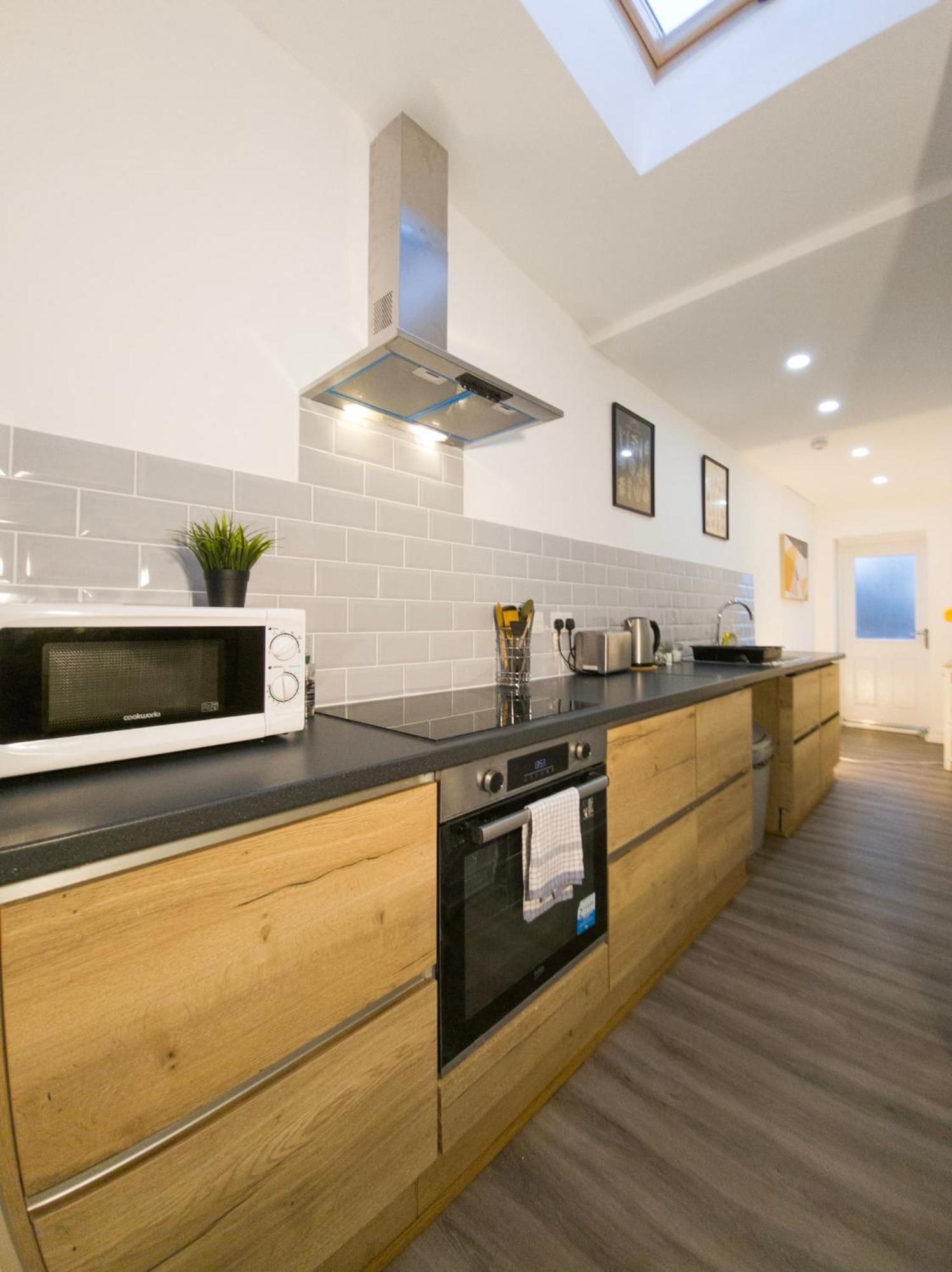 Plenty Of Parking Available; 3 Bedroom Apartment By Property Promise Cardiff Exterior photo