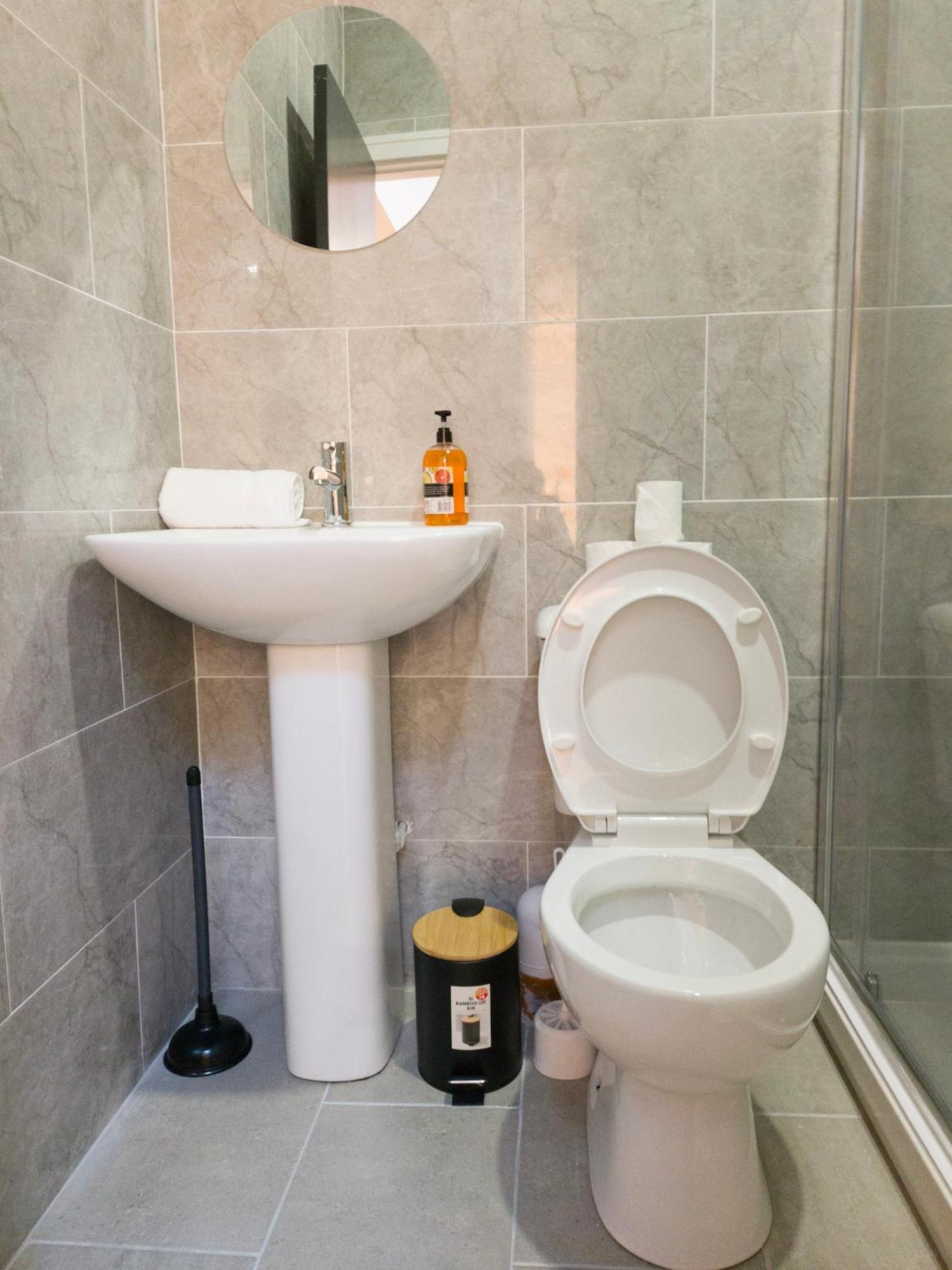 Plenty Of Parking Available; 3 Bedroom Apartment By Property Promise Cardiff Exterior photo