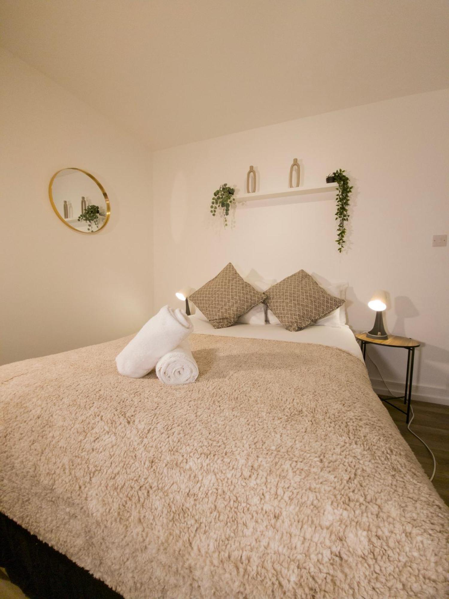 Plenty Of Parking Available; 3 Bedroom Apartment By Property Promise Cardiff Exterior photo