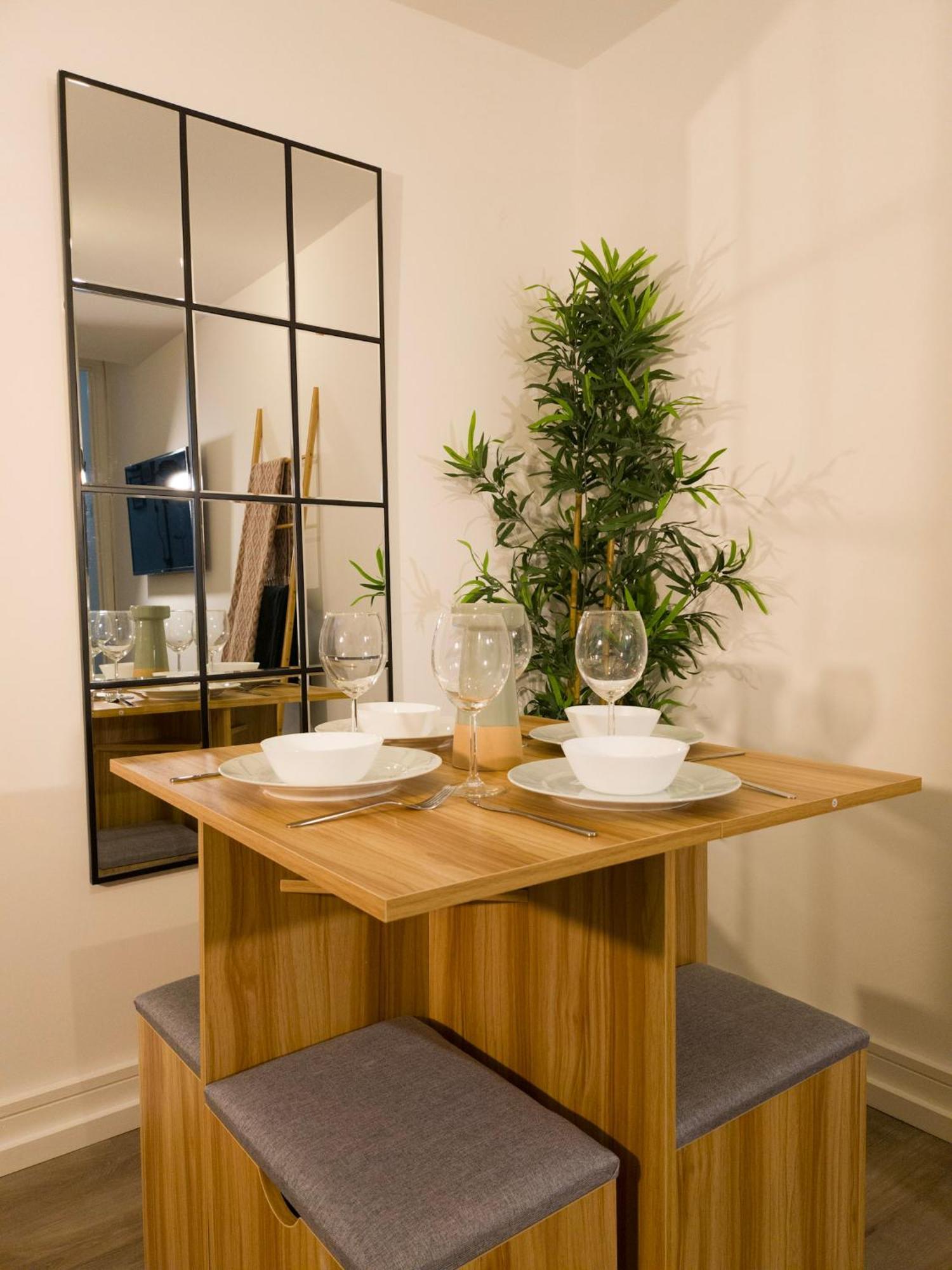 Plenty Of Parking Available; 3 Bedroom Apartment By Property Promise Cardiff Exterior photo