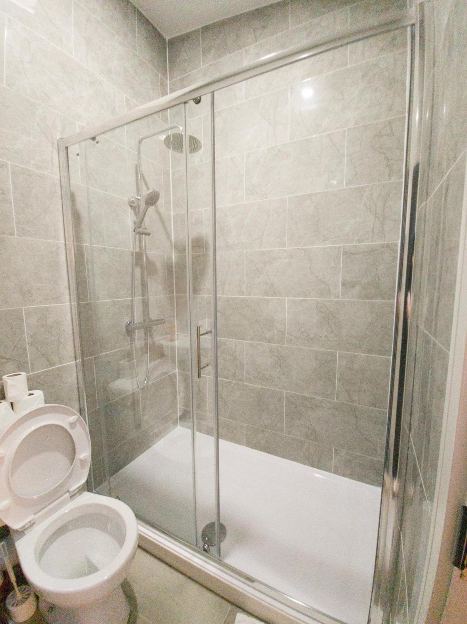 Plenty Of Parking Available; 3 Bedroom Apartment By Property Promise Cardiff Exterior photo