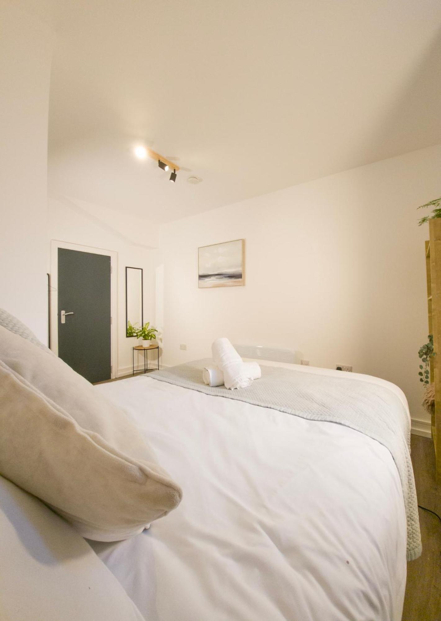 Plenty Of Parking Available; 3 Bedroom Apartment By Property Promise Cardiff Exterior photo