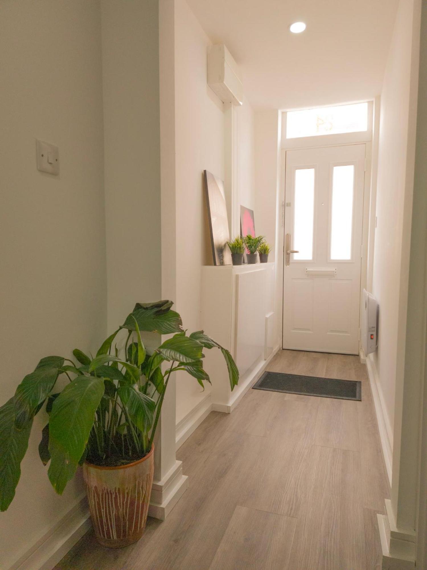 Plenty Of Parking Available; 3 Bedroom Apartment By Property Promise Cardiff Exterior photo
