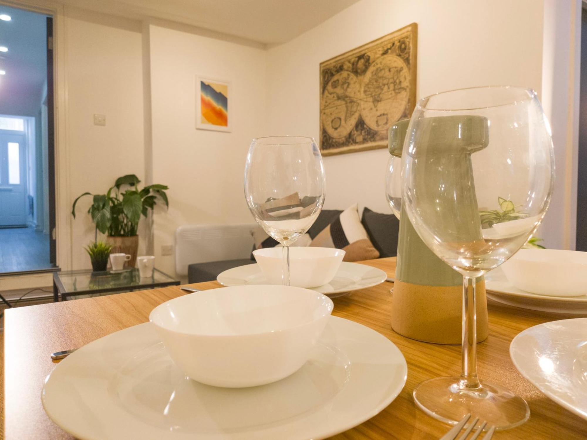 Plenty Of Parking Available; 3 Bedroom Apartment By Property Promise Cardiff Exterior photo