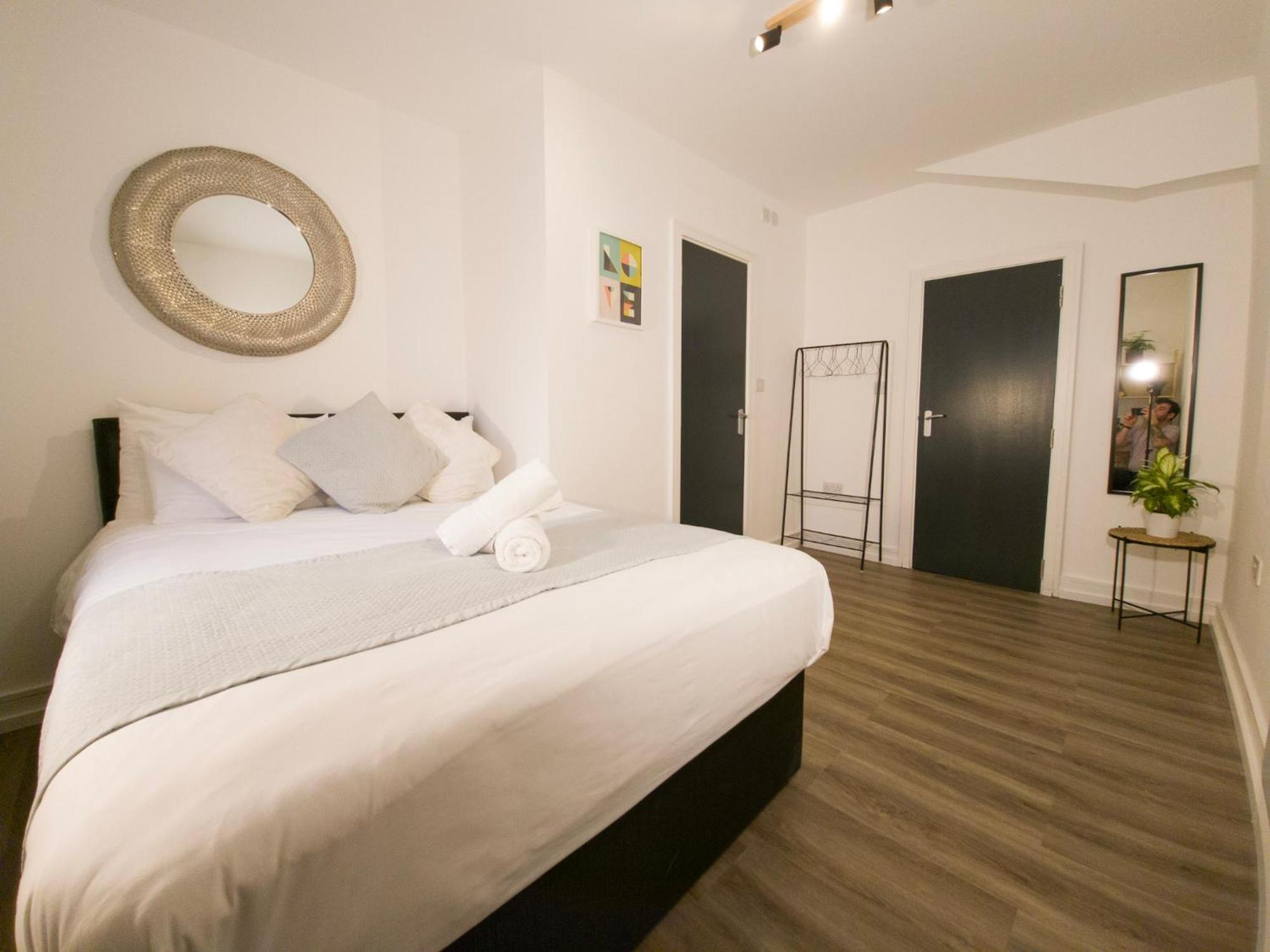 Plenty Of Parking Available; 3 Bedroom Apartment By Property Promise Cardiff Exterior photo