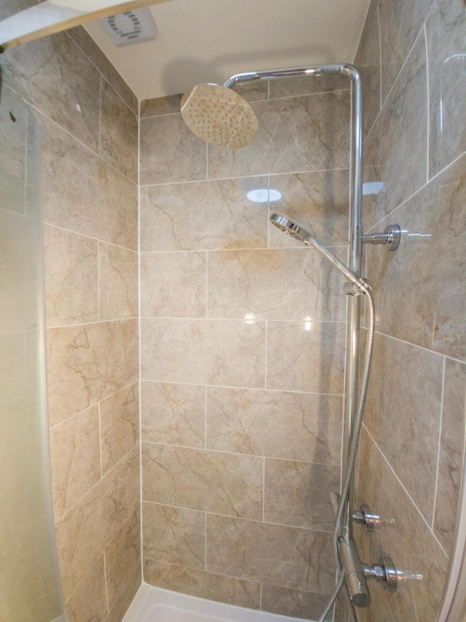 Plenty Of Parking Available; 3 Bedroom Apartment By Property Promise Cardiff Exterior photo