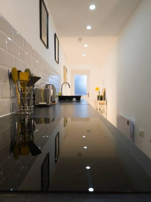 Plenty Of Parking Available; 3 Bedroom Apartment By Property Promise Cardiff Exterior photo